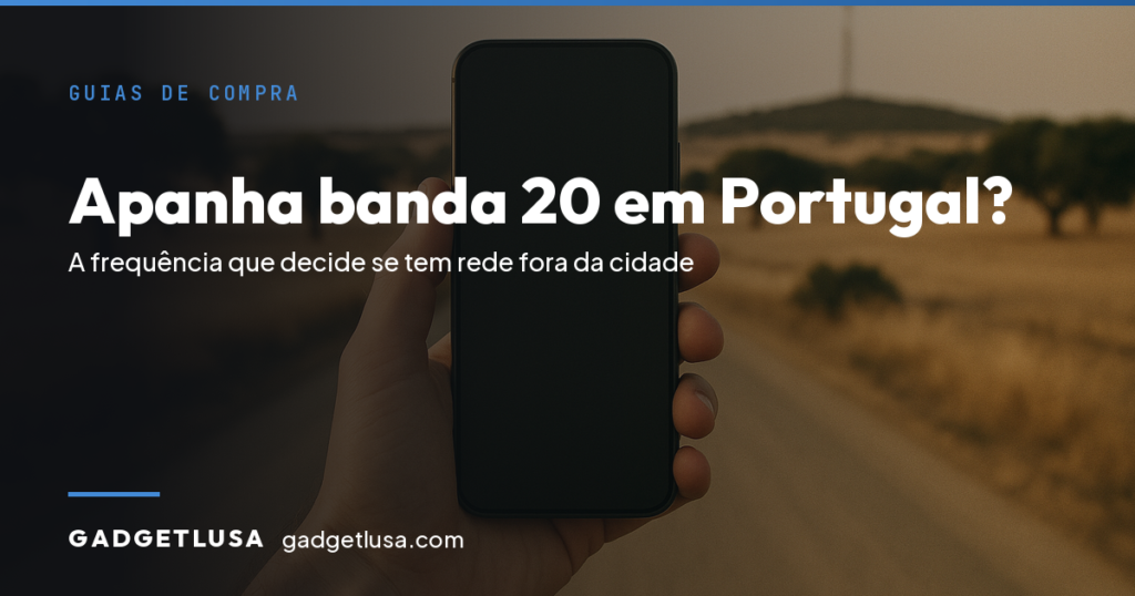 Mao a segurar um telemovel numa estrada rural do Alentejo, com uma antena ao longe