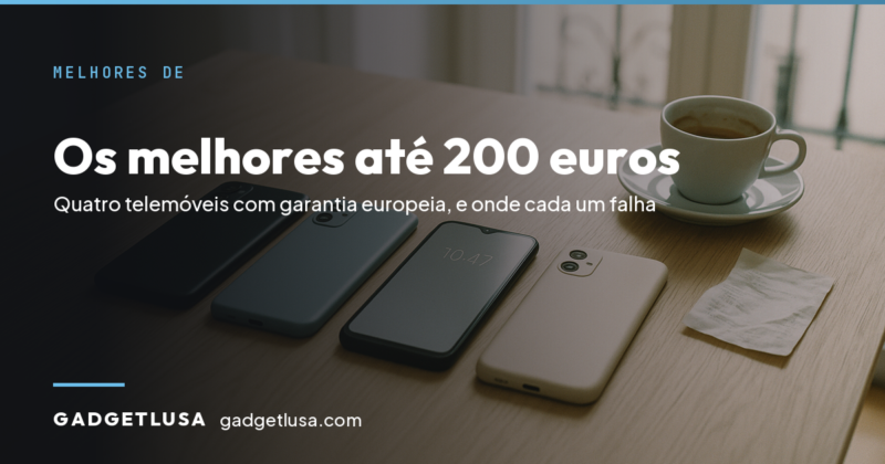 Quatro telemóveis sem marca lado a lado numa mesa de madeira