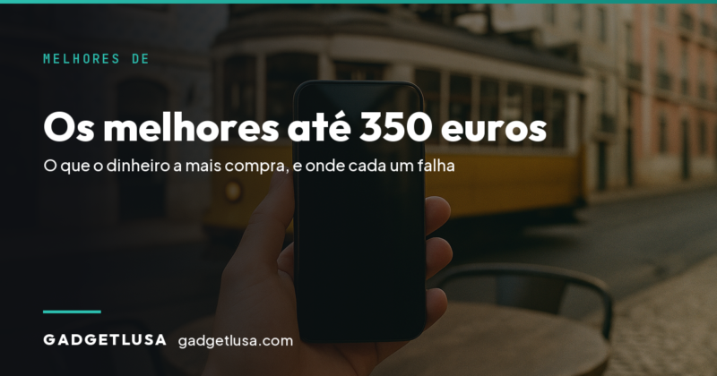Mão a segurar um telemóvel sem marca numa rua de Lisboa com um elétrico ao fundo