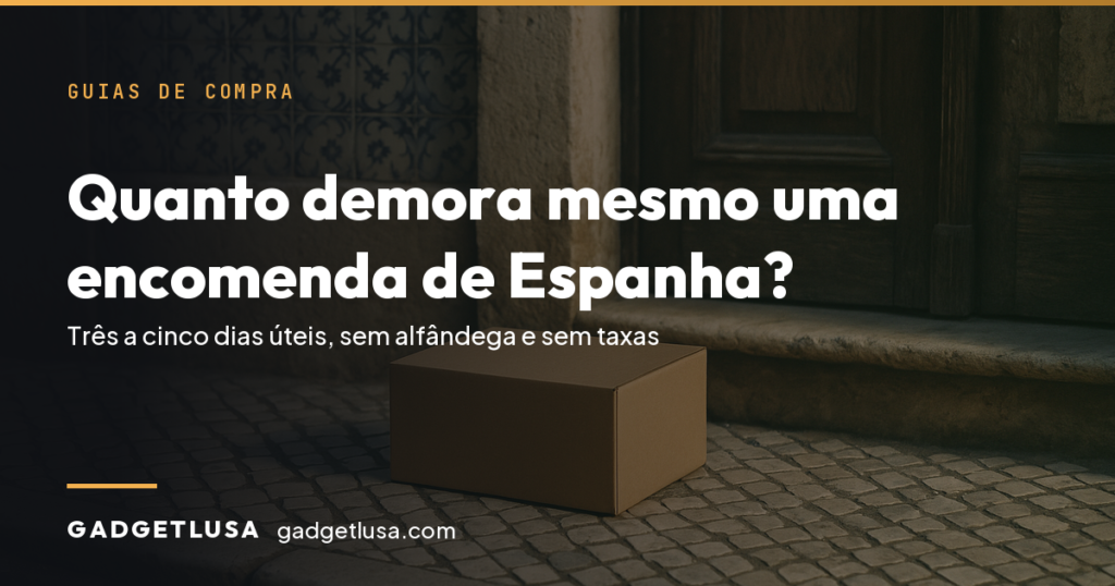 Encomenda de cartao a porta de um predio de Lisboa, sobre calcada portuguesa