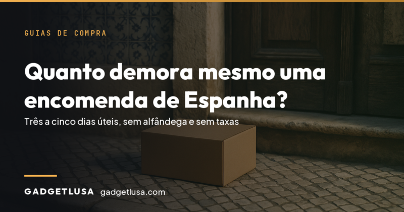 Encomenda de cartao a porta de um predio de Lisboa, sobre calcada portuguesa
