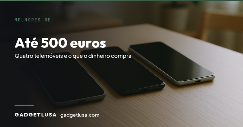 Três telemóveis pousados numa secretária de madeira